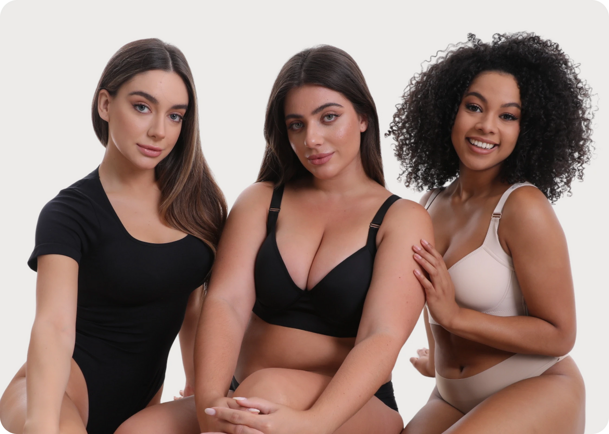 Groupe de femmes portant de la lingerie sculptante